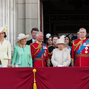 Le prince William, duc de Cambridge, et Catherine (Kate) Middleton, duchesse de Cambridge, le prince George de Cambridge, la princesse Charlotte de Cambridge, le prince Louis de Cambridge, Camilla Parker Bowles, duchesse de Cornouailles, le prince Charles, prince de Galles, la reine Elisabeth II d'Angleterre, le prince Andrew, duc d'York, le prince Harry, duc de Sussex, et Meghan Markle, duchesse de Sussex, la princesse Beatrice d'York, la princesse Eugenie d'York, la princesse Anne - La famille royale au balcon du palais de Buckingham lors de la parade Trooping the Colour 2019, célébrant le 93ème anniversaire de la reine Elisabeth II, Londres, le 8 juin 2019.