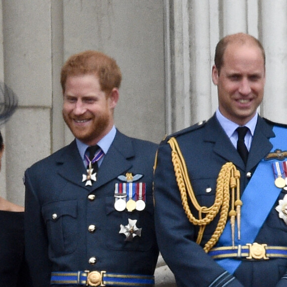 La reine Elisabeth II d'Angleterre, Meghan Markle, duchesse de Sussex, le prince Harry, duc de Sussex, le prince William, duc de Cambridge, Kate Catherine Middleton, duchesse de Cambridge - La famille royale d'Angleterre lors de la parade aérienne de la RAF pour le centième anniversaire au palais de Buckingham à Londres. Le 10 juillet 2018