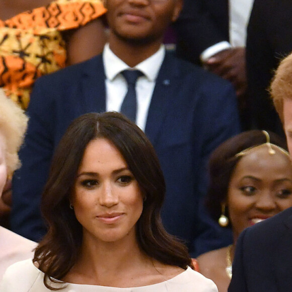 Le prince Harry, duc de Sussex, Meghan Markle, duchesse de Sussex, la reine Elisabeth II d'Angleterre - Personnalités à la cérémonie "Queen's Young Leaders Awards" au palais de Buckingham à Londres le 26 juin 2018.