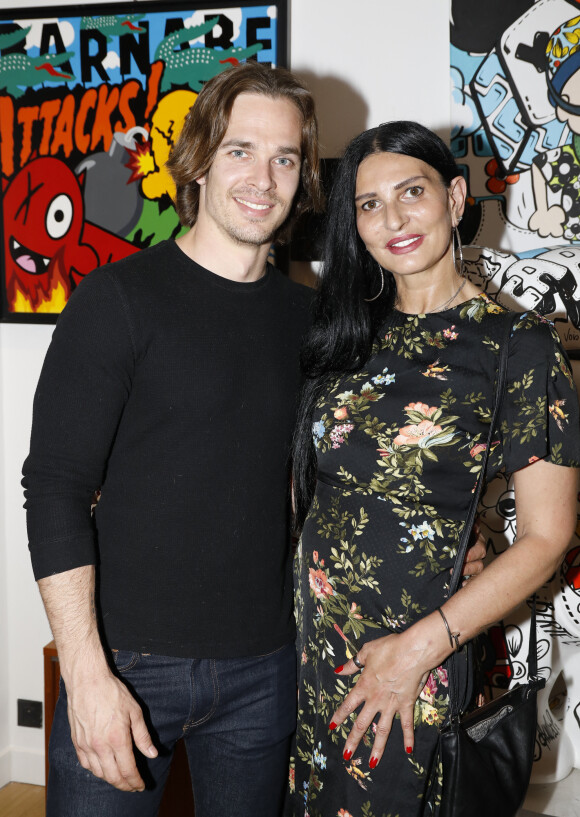 Thibault Perez, sa compagne Sylvie Ortega Munos lors du vernissage Jacky Jayet et ses Ours à la Galerie Art and Sound, Paris le 25 Juin 2020. © Marc Ausset Lacroix / Bestimage 