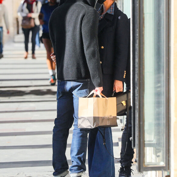 Exclusif - Laeticia Hallyday et son compagnon Jalil Lespert à la sortie du domicile de Jalil à Paris le 9 novembre 2020.