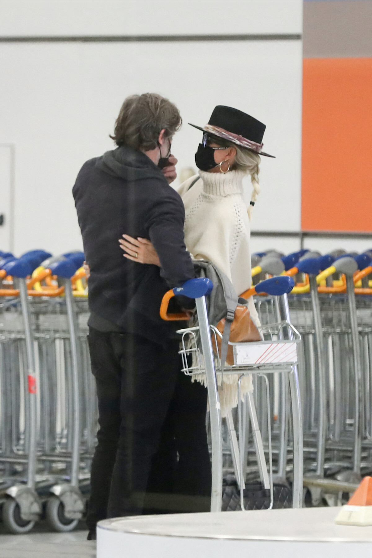 Photo Exclusif Laeticia Hallyday Et Son Compagnon Jalil Lespert Arrivent L A Roport De