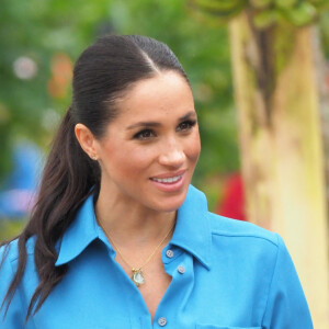 Meghan Markle, duchesse de Sussex (enceinte), visite le Tupou College, à Toloa, sur l'île de Tongatapu, aux Tonga, le 26 octobre 2018. Elle porte son collier Pippa Small.