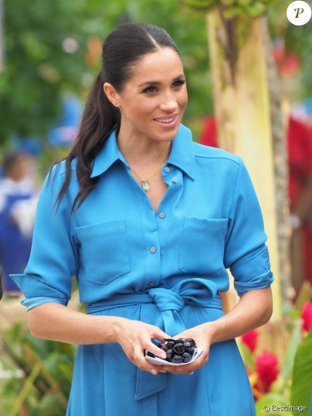Meghan Markle, duchesse de Sussex (enceinte), visite le Tupou College, à Toloa, sur l'île de Tongatapu, aux Tonga, le 26 octobre 2018. Elle porte son collier Pippa Small.