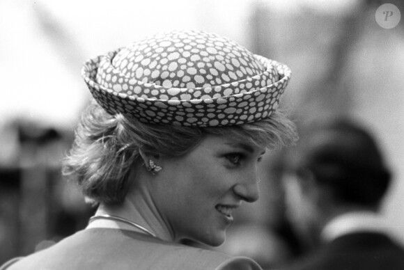 Lady Diana avec ses boucles d'oreilles papillons lors d'un voyage au Canada en 1986.