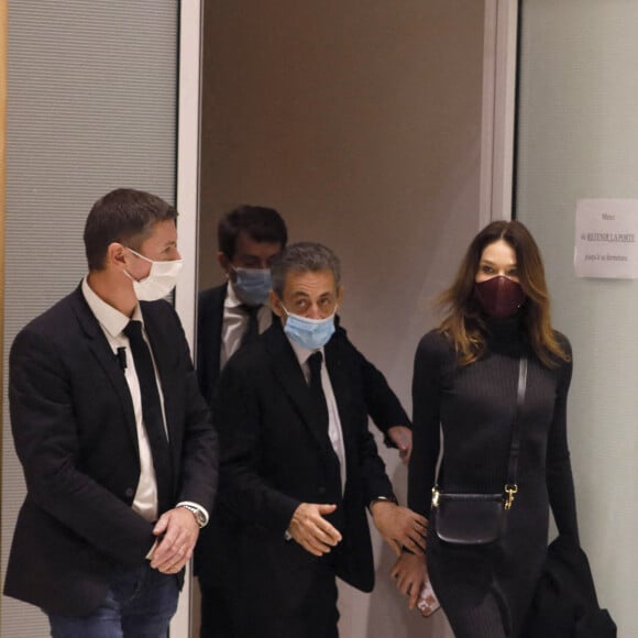 Sorties - 1er jour des plaidoiries de la défense - Nicolas Sarkozy quitte la salle d'audience avec sa femme Carla Bruni Sarkozy - procès des "écoutes téléphoniques" (affaire Bismuth) au tribunal de Paris - paris le 9 décembre 2020 © Christophe Clovis / Bestimage 