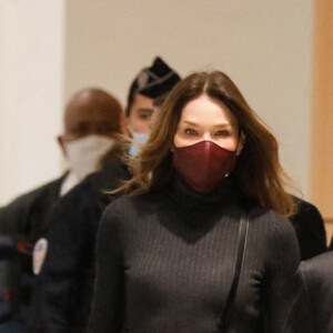 1er jour des plaidoiries de la défense - Nicolas Sarkozy arrive avec sa femme Carla Bruni Sarkozy procès des "écoutes téléphoniques" ( affaire Bismuth) au tribunal de Paris le 9 décembre 2020. © Christophe Clovis / Bestimage  1st day of defense pleadings - Nicolas Sarkozy arrives with his wife Carla Bruni Sarkozy for the "wiretapping" trial (Bismuth case) at the Paris court on December 9, 2020. 