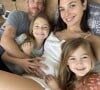 Gal Gadot a annoncé être enceinte de son troisième enfant le 1er mars 2021, entourée de son mari Yaron Versano et de leurs deux filles, Alma et Maya. 