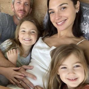Gal Gadot a annoncé être enceinte de son troisième enfant le 1er mars 2021, entourée de son mari Yaron Versano et de leurs deux filles, Alma et Maya. 