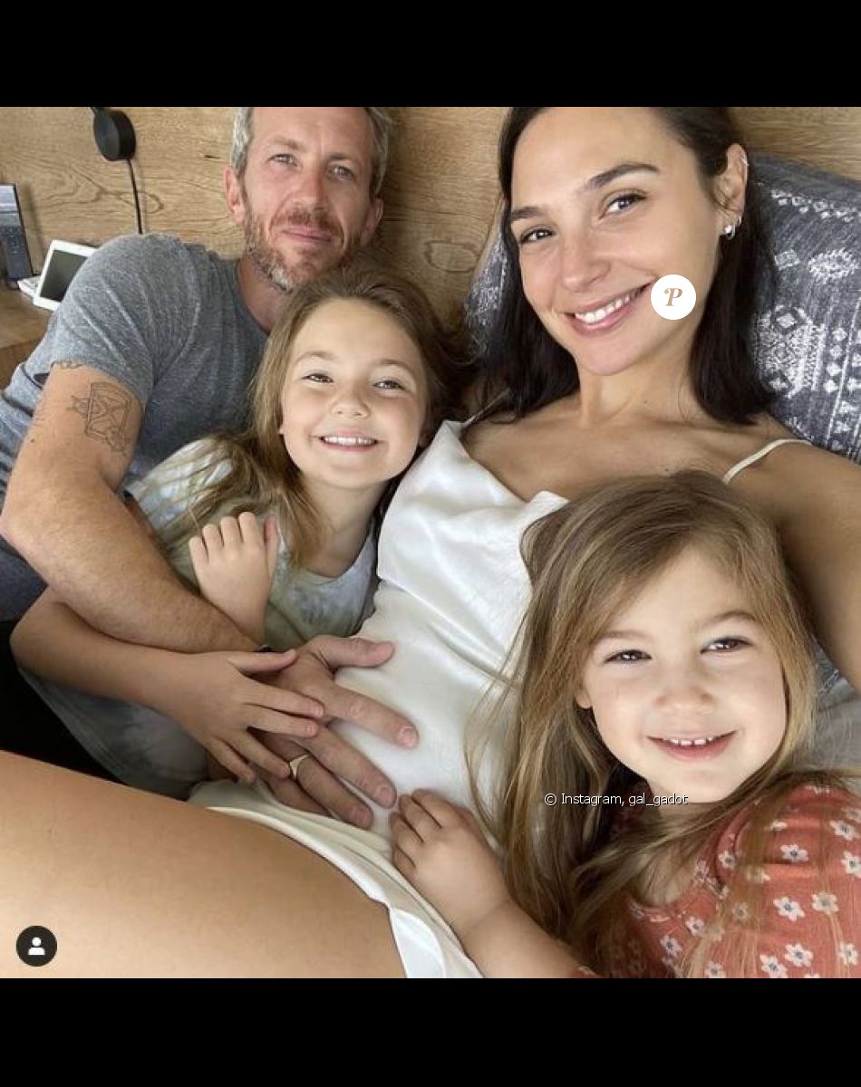 Gal Gadot a annoncé être enceinte de son troisième enfant le 1er mars 2021, entourée de son mari Yaron Versano et de leurs deux filles, Alma et Maya.