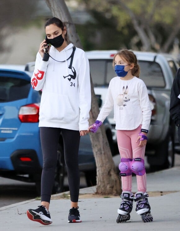 Exclusif - Gal Gadot accompagne sa fille Alma pour une sortie à Rollers à Los Angeles le 2 février 2021.