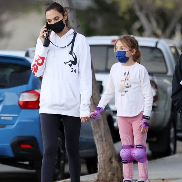 Exclusif - Gal Gadot accompagne sa fille Alma pour une sortie à Rollers à Los Angeles le 2 février 2021.
