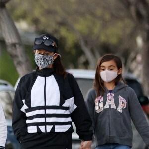 Exclusif - Gal Gadot accompagne sa fille Alma pour une sortie à Rollers à Los Angeles le 2 février 2021.