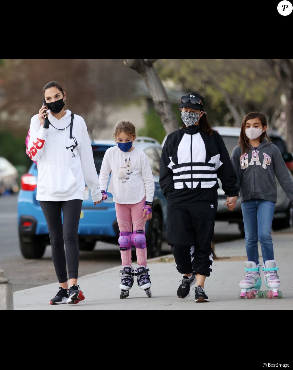 Exclusif - Gal Gadot accompagne sa fille Alma pour une sortie à Rollers à Los Angeles le 2 février 2021.