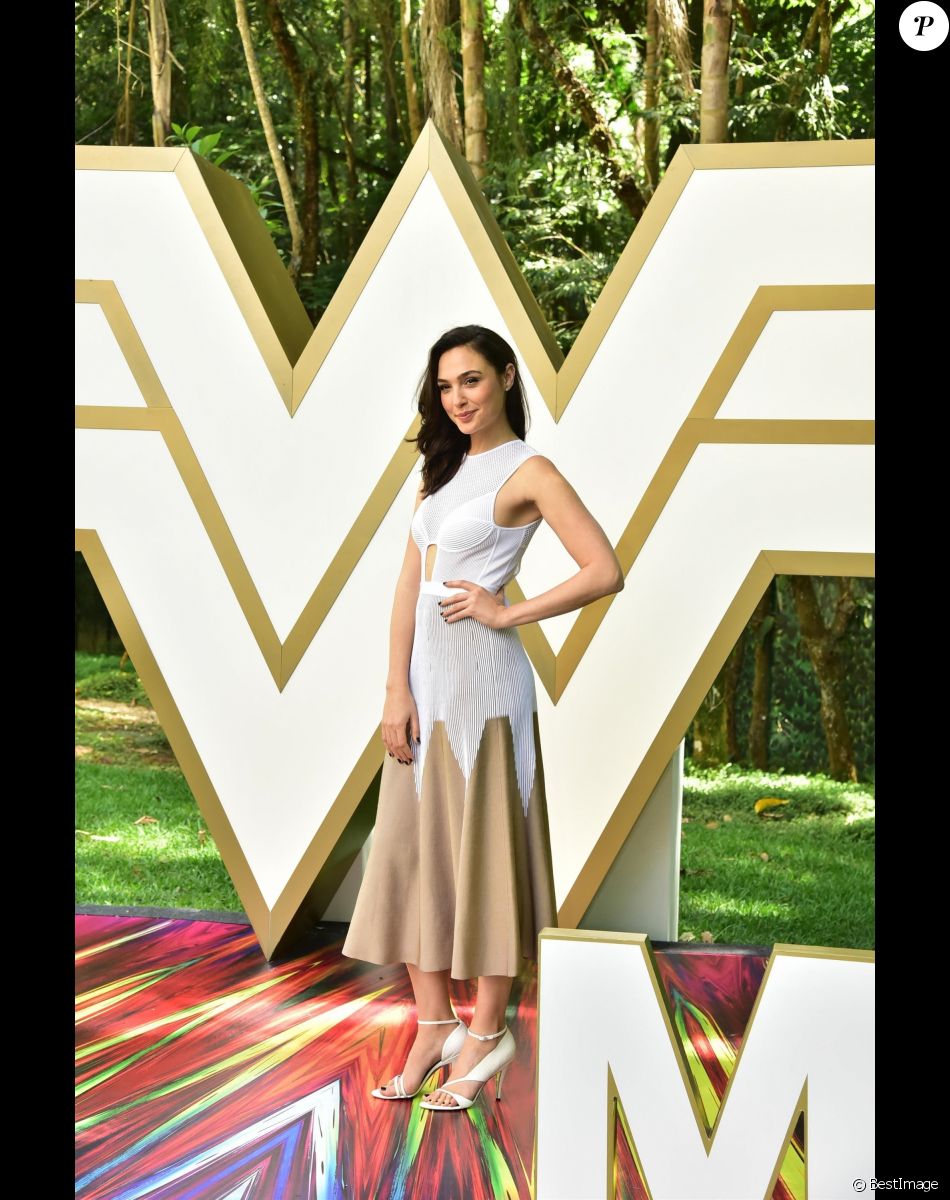 Gal Gadot lors d'une conférence de presse pour la promotion de Wonder Woman 1984 à Sao Paulo au Brésil, le 8 décembre 2019.