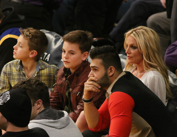 Britney Spears et son compagnon Sam Asghari sont allés assister à un match des Lakers à Los Angeles. Les enfants de Britney, Sean et Jayden James Federline, sont de la partie ! Le 29 novembre 2017. © Prensa Internacional via Zuma/Bestimage