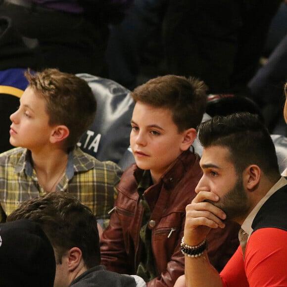 Britney Spears et son compagnon Sam Asghari sont allés assister à un match des Lakers à Los Angeles. Les enfants de Britney, Sean et Jayden James Federline, sont de la partie ! Le 29 novembre 2017. © Prensa Internacional via Zuma/Bestimage