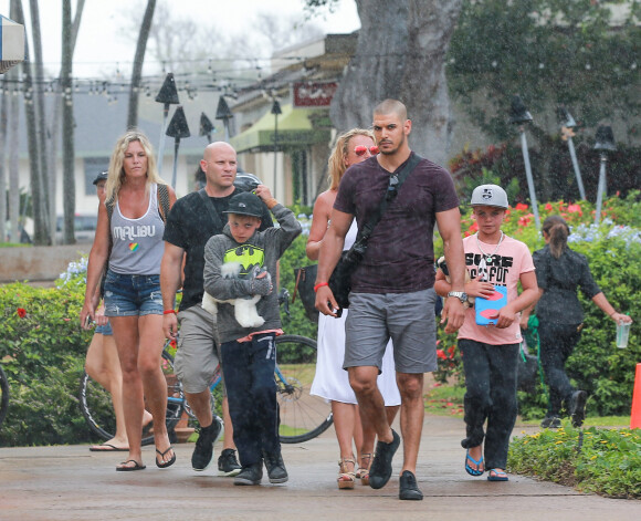 Britney Spears se promène sous la pluie avec ses fils Sean et Jayden, en vacances à Hawaii. Le 7 août 2016.
