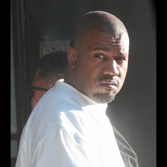 Exclusif - Kanye West semble très fatigué à son arrivée au travail à Malibu, Los Angeles, Californie, Etats-Unis, le 17 février 2021. Kanye West lutte encore contre son divorce avec Kim Kardashian.