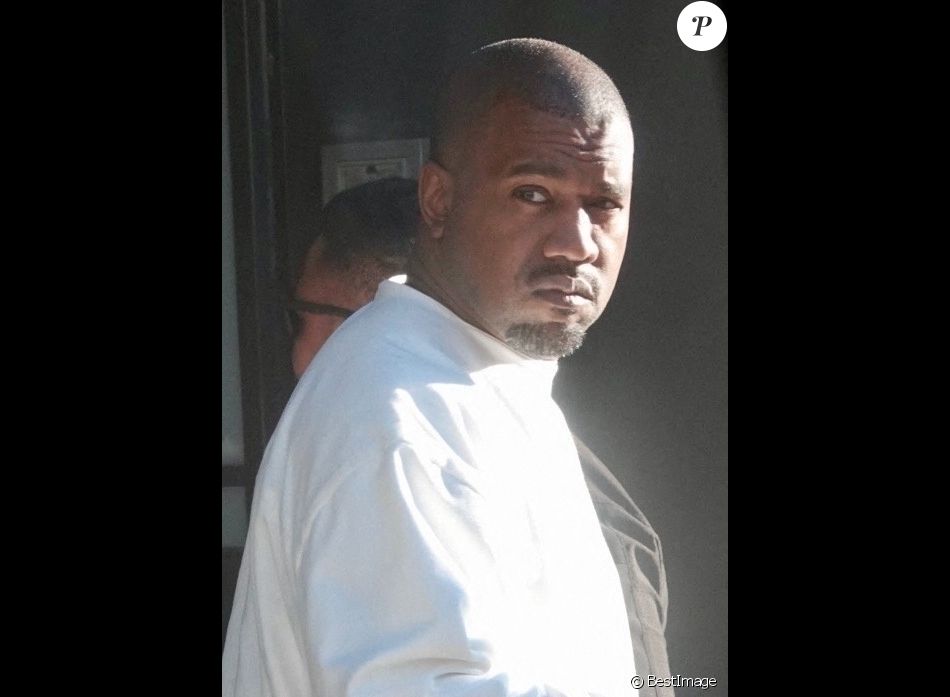 Exclusif - Kanye West semble très fatigué à son arrivée au travail à Malibu, Los Angeles, Californie, Etats-Unis, le 17 février 2021. Kanye West lutte encore contre son divorce avec Kim Kardashian.