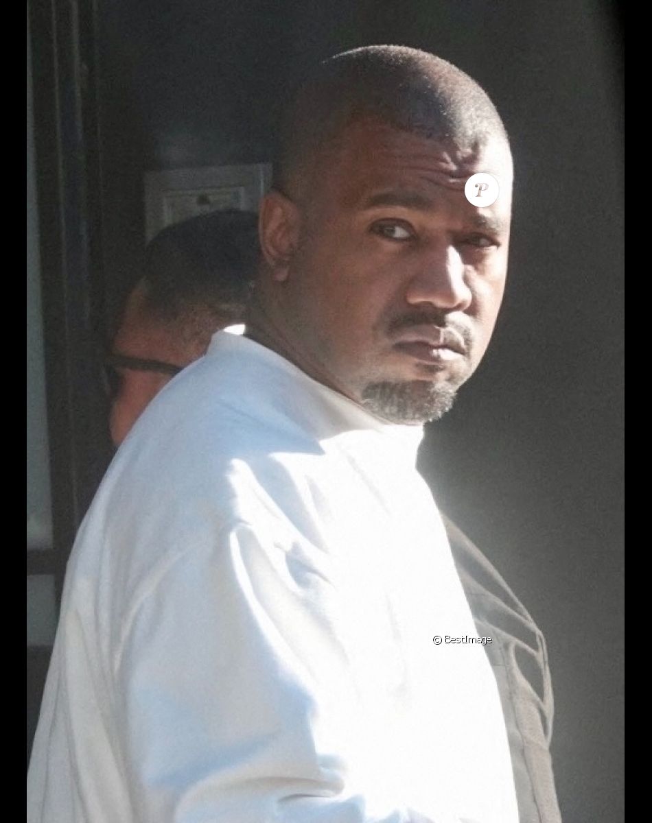Exclusif - Kanye West semble très fatigué à son arrivée au travail à Malibu, Los Angeles, Californie, Etats-Unis, le 17 février 2021. Kanye West lutte encore contre son divorce avec Kim Kardashian.