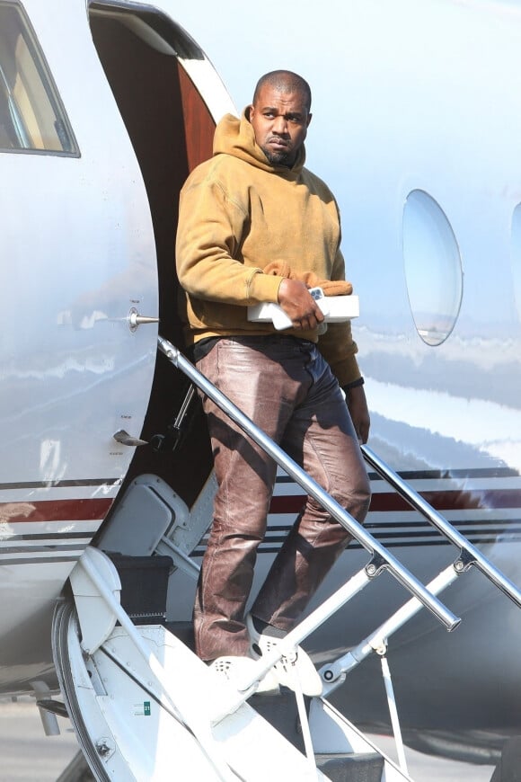 Exclusif - Première apparition de Kanye West, depuis l'annonce de son divorce avec K. Kardashian, à la descente d'un jet privé à l'aéroport Van Nuys à Los Angeles, le 24 janvier 2021. Depuis quelques mois, l'artiste de 43 ans prépare son nouvel album avec Chance The Rapper dans son ranch du Wyoming. A sa descente d'avion, Kanye West est apparu la mine sombre.