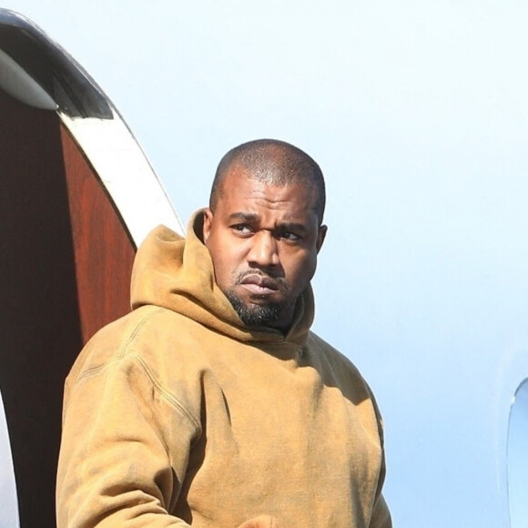 Exclusif - Première apparition de Kanye West, depuis l'annonce de son divorce avec K. Kardashian, à la descente d'un jet privé à l'aéroport Van Nuys à Los Angeles, le 24 janvier 2021. Depuis quelques mois, l'artiste de 43 ans prépare son nouvel album avec Chance The Rapper dans son ranch du Wyoming. A sa descente d'avion, Kanye West est apparu la mine sombre.