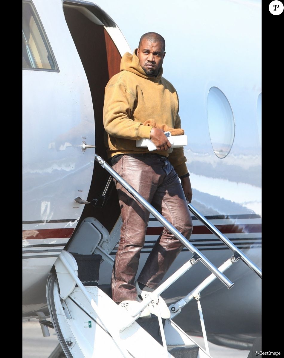 Exclusif - Première apparition de Kanye West, depuis l'annonce de son divorce avec K. Kardashian, à la descente d'un jet privé à l'aéroport Van Nuys à Los Angeles, le 24 janvier 2021. Depuis quelques mois, l'artiste de 43 ans prépare son nouvel album avec Chance The Rapper dans son ranch du Wyoming. A sa descente d'avion, Kanye West est apparu la mine sombre.