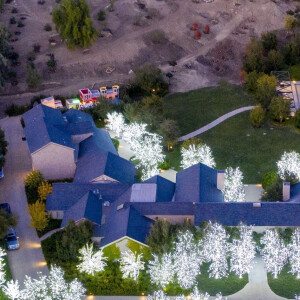 Exclusif - Propriété de Kim Kardashian et Kanye West - Les stars ont décoré leurs propriétés à Los Angeles pour les fêtes de fin d'année, le 8 décembre 2020. Ces décorations coûtent plus de 5000 dollars par pièce et peuvent aller jusqu'à des centaines de milliers de dollars pour toute la maison. Des entreprises comme "Dr Christmas" proposent des forfaits intérieurs et extérieurs pour leurs clients VIP.