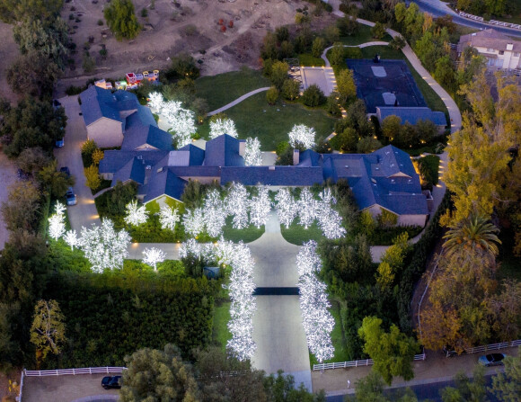 Exclusif - Propriété de Kim Kardashian et Kanye West - Les stars ont décoré leurs propriétés à Los Angeles pour les fêtes de fin d'année, le 8 décembre 2020. Ces décorations coûtent plus de 5000 dollars par pièce et peuvent aller jusqu'à des centaines de milliers de dollars pour toute la maison. Des entreprises comme "Dr Christmas" proposent des forfaits intérieurs et extérieurs pour leurs clients VIP.