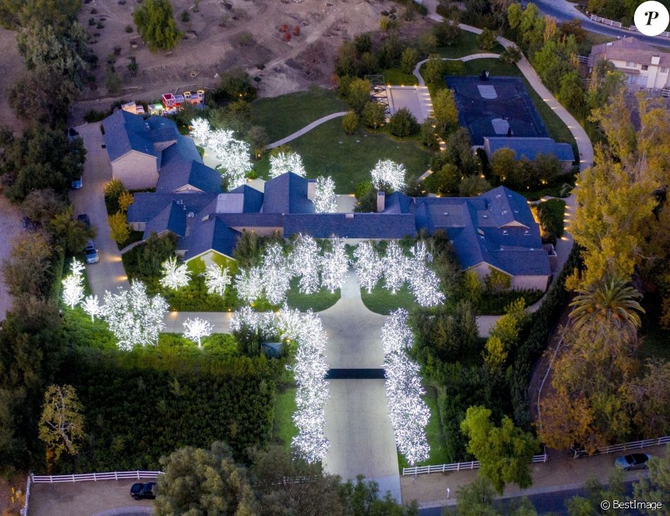Exclusif - Propriété de Kim Kardashian et Kanye West - Les stars ont décoré leurs propriétés à Los Angeles pour les fêtes de fin d'année, le 8 décembre 2020. Ces décorations coûtent plus de 5000 dollars par pièce et peuvent aller jusqu'à des centaines de milliers de dollars pour toute la maison. Des entreprises comme "Dr Christmas" proposent des forfaits intérieurs et extérieurs pour leurs clients VIP.