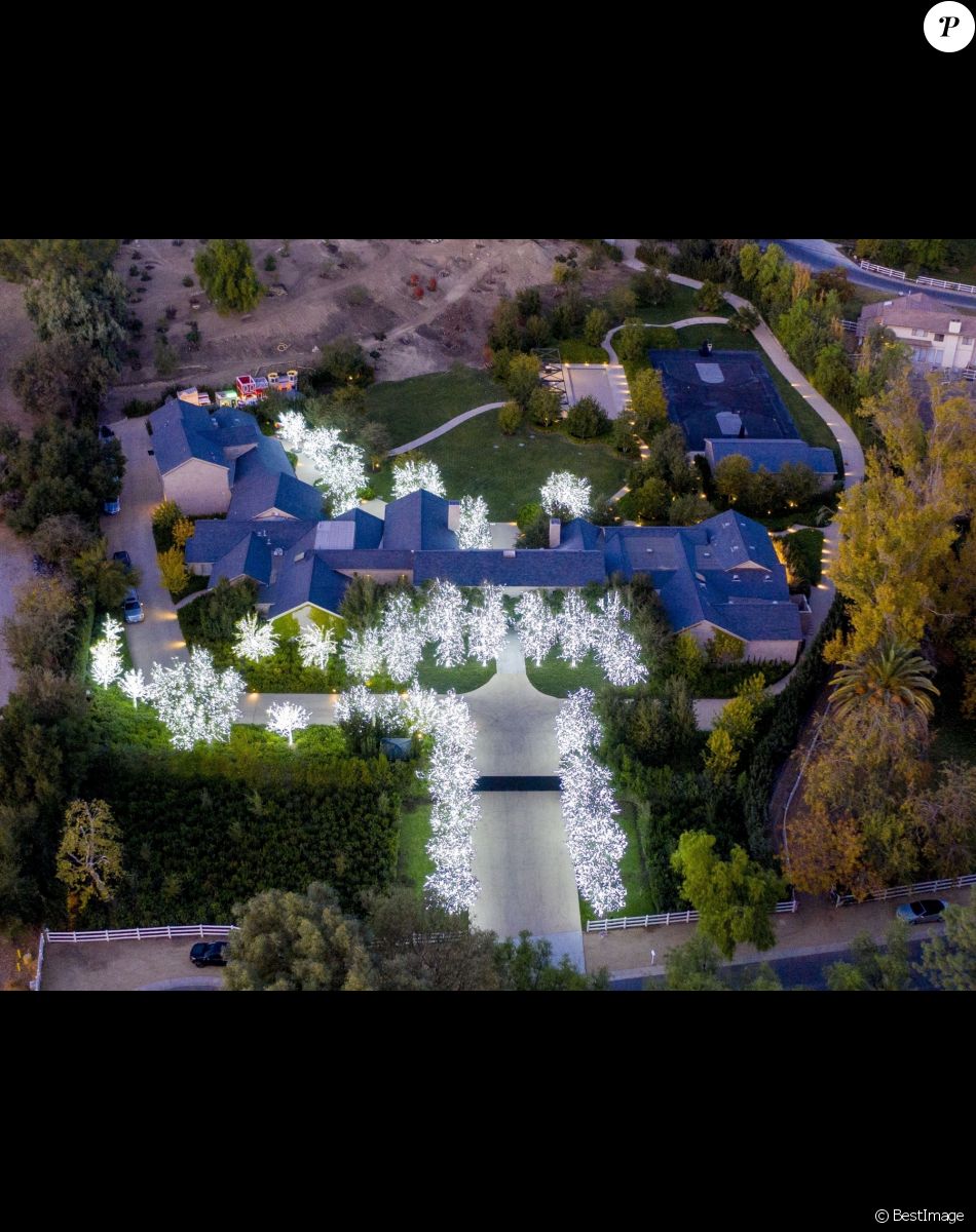 Exclusif - Propriété de Kim Kardashian et Kanye West - Les stars ont décoré leurs propriétés à Los Angeles pour les fêtes de fin d'année, le 8 décembre 2020. Ces décorations coûtent plus de 5000 dollars par pièce et peuvent aller jusqu'à des centaines de milliers de dollars pour toute la maison. Des entreprises comme "Dr Christmas" proposent des forfaits intérieurs et extérieurs pour leurs clients VIP.