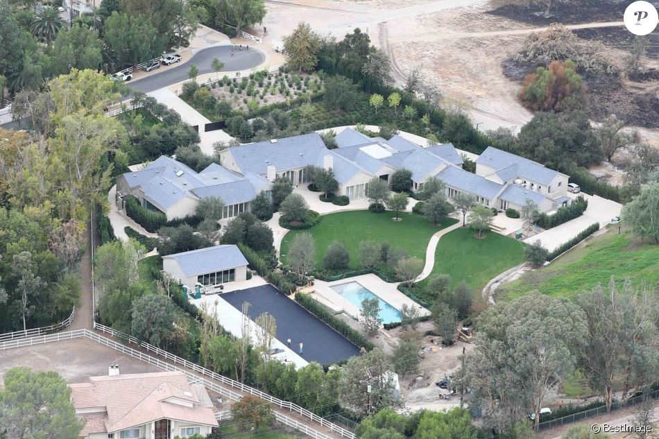 Exclusif - Vue aérienne de la maison de Kim Kardashian et son mari Kanye West après les ravages de l'incendie le plus meurtrier et le plus destructeur de l'histoire de la Californie. Kim et Kanye y ont échappé en engageant des pompiers privés pour combattre les flammes. Le couple a ainsi sauvé les villas de tout un quartier. La famille West réside à Hidden Hills, au bout d'un cul-de-sac et près d'un champ. L'incendie qui était sur le point de toucher leur villa, achetée 20 millions de dollars en 2014 et évacuée en urgence vendredi dernier, aurait également pu se propager jusqu'aux résidences voisines. Le 19 novembre 2018