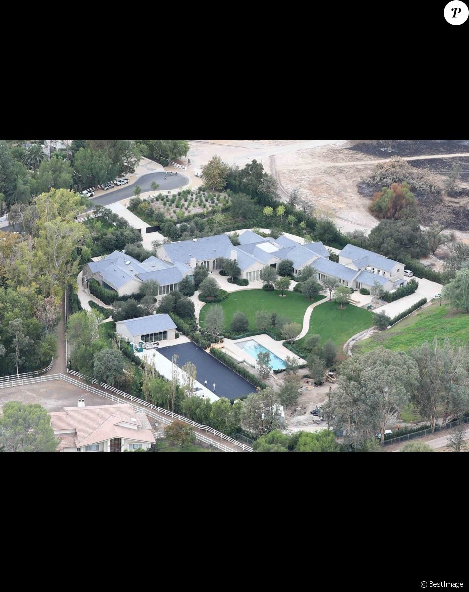 Exclusif - Vue aérienne de la maison de Kim Kardashian et son mari Kanye West après les ravages de l'incendie le plus meurtrier et le plus destructeur de l'histoire de la Californie. Kim et Kanye y ont échappé en engageant des pompiers privés pour combattre les flammes. Le couple a ainsi sauvé les villas de tout un quartier. La famille West réside à Hidden Hills, au bout d'un cul-de-sac et près d'un champ. L'incendie qui était sur le point de toucher leur villa, achetée 20 millions de dollars en 2014 et évacuée en urgence vendredi dernier, aurait également pu se propager jusqu'aux résidences voisines. Le 19 novembre 2018