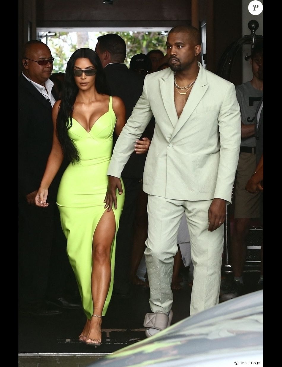 Kim Kardashian et son mari Kanye West arrivent à un mariage privé qui a lieu dans la maison de Versace à Miami.