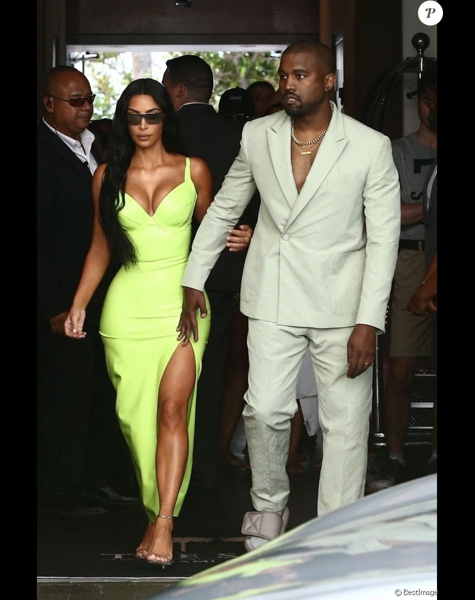 Kim Kardashian et son mari Kanye West arrivent à un mariage privé qui a lieu dans la maison de Versace à Miami.