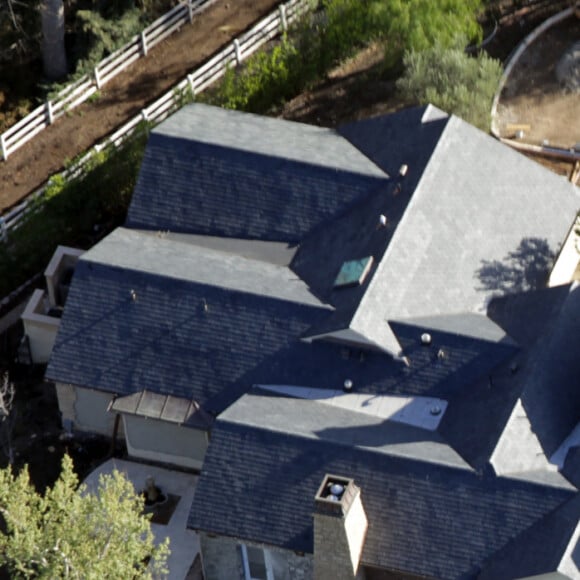 Vues aériennes de la maison de Kanye West et Kim Kardashian encore en chantier depuis de long mois le 18 février 2016 à Los Angeles dans le quartier de Hidden Hills. Le couple star a acquis cette maison pour environ 20 millions de dollars. Ensuite ils ont acheté la villa voisine pour un montant de 3 millions de dollars. Leur projet de rénovation inclus une construction nouvelle qui reste encore inachevé. Les images montrent juste le trou béant qui devait accueillir le projet final. Un véritable domaine mais qui reste encore un projet inachevé. Le délai prévu sera largement dépassé et les travaux seront terminés bien après 2019.