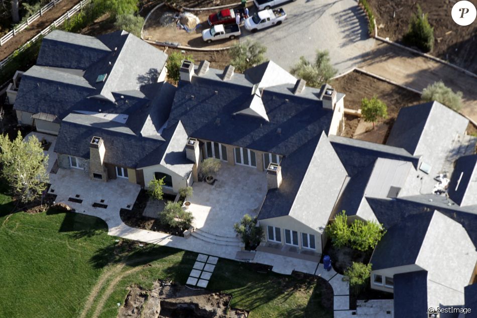 Vues aériennes de la maison de Kanye West et Kim Kardashian encore en chantier depuis de long mois le 18 février 2016 à Los Angeles dans le quartier de Hidden Hills. Le couple star a acquis cette maison pour environ 20 millions de dollars. Ensuite ils ont acheté la villa voisine pour un montant de 3 millions de dollars. Leur projet de rénovation inclus une construction nouvelle qui reste encore inachevé. Les images montrent juste le trou béant qui devait accueillir le projet final. Un véritable domaine mais qui reste encore un projet inachevé. Le délai prévu sera largement dépassé et les travaux seront terminés bien après 2019.