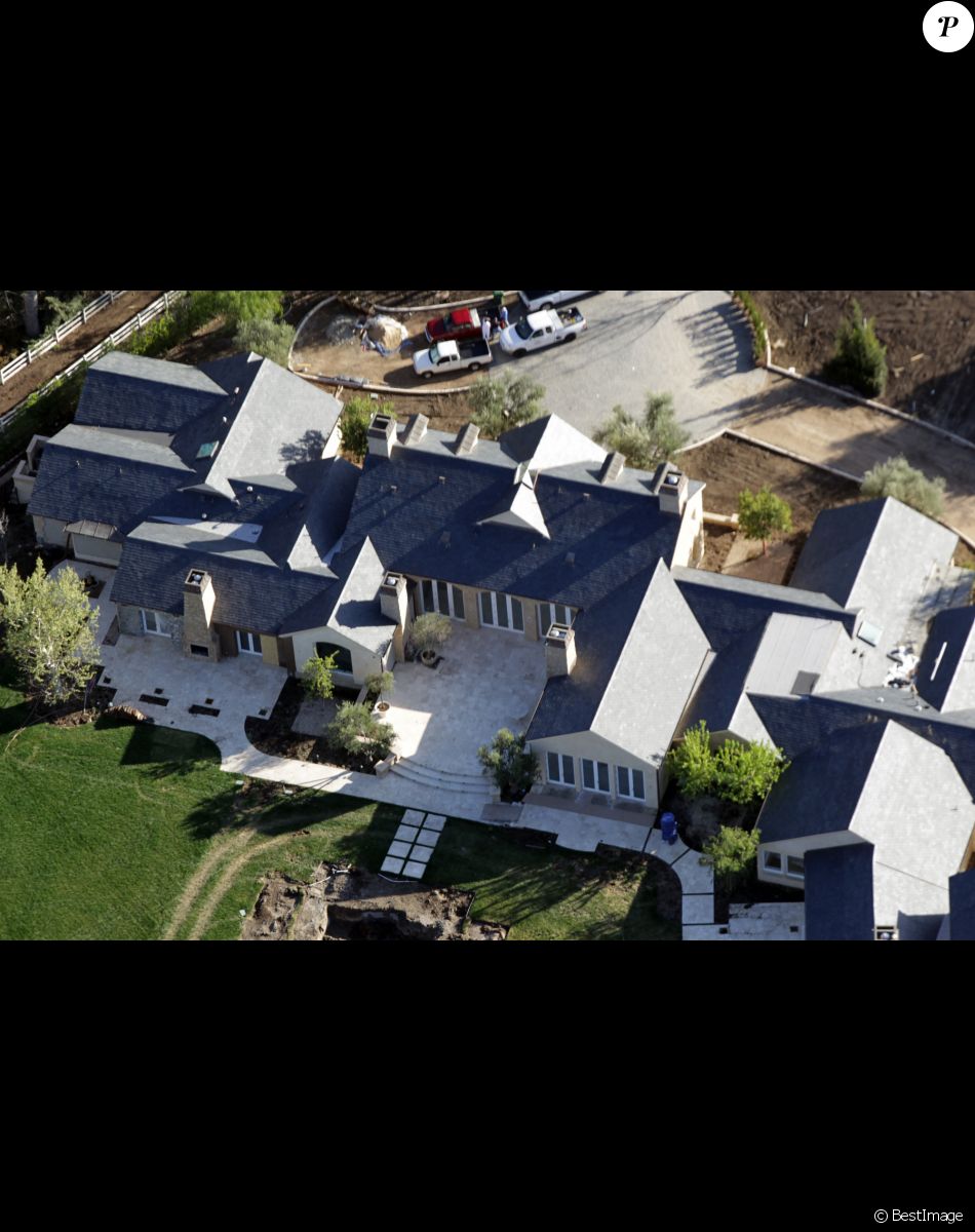 Vues aériennes de la maison de Kanye West et Kim Kardashian encore en chantier depuis de long mois le 18 février 2016 à Los Angeles dans le quartier de Hidden Hills. Le couple star a acquis cette maison pour environ 20 millions de dollars. Ensuite ils ont acheté la villa voisine pour un montant de 3 millions de dollars. Leur projet de rénovation inclus une construction nouvelle qui reste encore inachevé. Les images montrent juste le trou béant qui devait accueillir le projet final. Un véritable domaine mais qui reste encore un projet inachevé. Le délai prévu sera largement dépassé et les travaux seront terminés bien après 2019.
