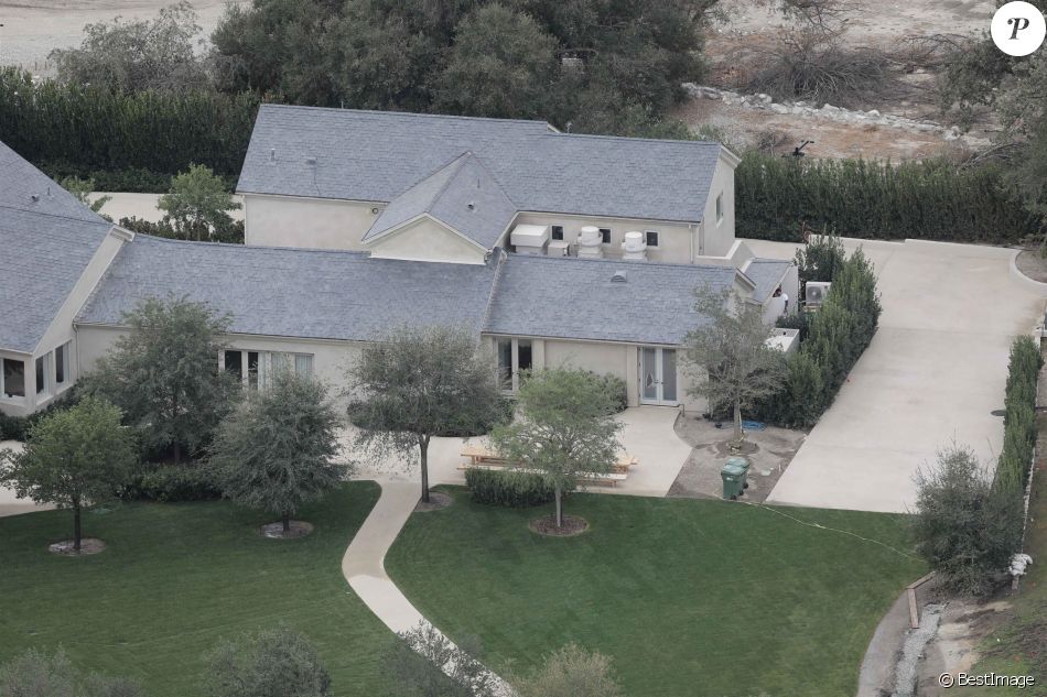 Exclusif - Vue aérienne de la maison de Kim Kardashian et son mari Kanye West après les ravages de l'incendie le plus meurtrier et le plus destructeur de l'histoire de la Californie. Kim et Kanye y ont échappé en engageant des pompiers privés pour combattre les flammes. Le couple a ainsi sauvé les villas de tout un quartier. La famille West réside à Hidden Hills, au bout d'un cul-de-sac et près d'un champ. L'incendie qui était sur le point de toucher leur villa, achetée 20 millions de dollars en 2014 et évacuée en urgence vendredi dernier, aurait également pu se propager jusqu'aux résidences voisines. Le 19 novembre 2018.