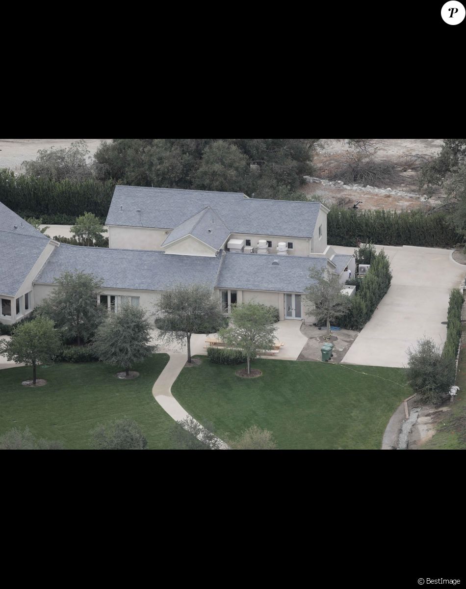 Exclusif - Vue aérienne de la maison de Kim Kardashian et son mari Kanye West après les ravages de l'incendie le plus meurtrier et le plus destructeur de l'histoire de la Californie. Kim et Kanye y ont échappé en engageant des pompiers privés pour combattre les flammes. Le couple a ainsi sauvé les villas de tout un quartier. La famille West réside à Hidden Hills, au bout d'un cul-de-sac et près d'un champ. L'incendie qui était sur le point de toucher leur villa, achetée 20 millions de dollars en 2014 et évacuée en urgence vendredi dernier, aurait également pu se propager jusqu'aux résidences voisines. Le 19 novembre 2018.