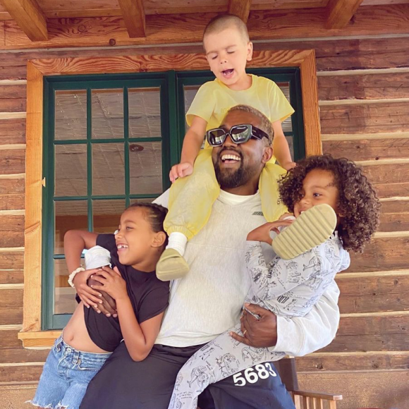 Kanye West, ses enfants North et Saint, et le fils de Kourtney Kardashian, Reign. Octobre 2020.