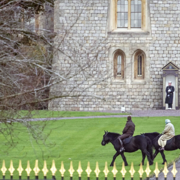 La reine Elizabeth II d'Angleterre se promène à dos de poney dans le parc de Windsor. Le 14 décembre 2020