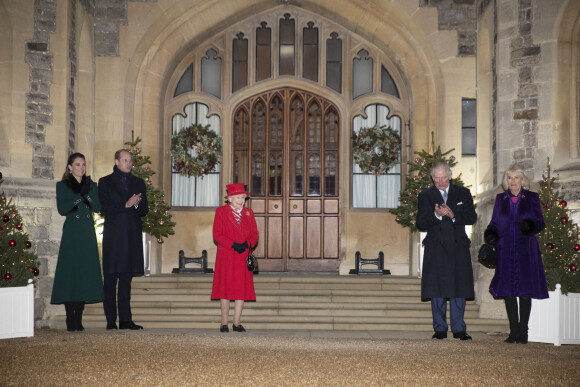 Kate Middleton, duchesse de Cambridge, le prince William, duc de Cambridge, la reine Elisabeth II d'Angleterre, le prince Charles, prince de Galles, Camilla Parker Bowles, duchesse de Cornouailles - La famille royale se réunit devant le chateau de Windsor pour remercier les membres de l'Armée du Salut et tous les bénévoles qui apportent leur soutien pendant l'épidémie de coronavirus (COVID-19) et à Noël le 8 décembre 2020.