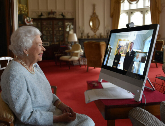 La reine Elizabeth II d'Angleterre rencontre les ambassadeurs en visio conférence, elle est au chateau de Windsor alors qu'ils sont reçus à Buckingham à Londres. Le 4 décembre 2020.