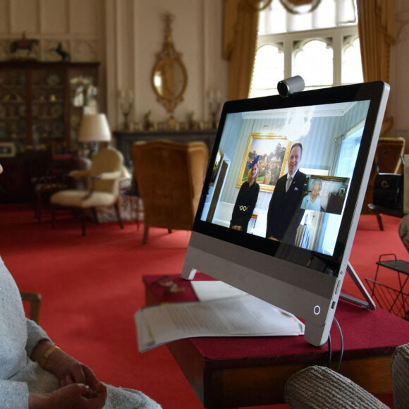 La reine Elizabeth II d'Angleterre rencontre les ambassadeurs en visio conférence, elle est au chateau de Windsor alors qu'ils sont reçus à Buckingham à Londres. Le 4 décembre 2020.