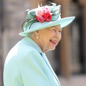 Et de trois ! En plus de son dorgi Candy, Elizabeth II a reçu deux jeunes corgis en cadeau. Des chiots qui égayent son quotidien à Windsor, alors que son mari le prince Philip est hospitalisé. Ici, la reine lors d'une cérémonie au château de Windsor, l'été dernier.