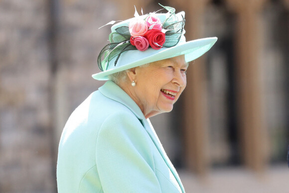 Et de trois ! En plus de son dorgi Candy, Elizabeth II a reçu deux jeunes corgis en cadeau. Des chiots qui égayent son quotidien à Windsor, alors que son mari le prince Philip est hospitalisé. Ici, la reine lors d'une cérémonie au château de Windsor, l'été dernier.