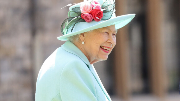 Elizabeth II réconfortée : la reine a reçu deux jeunes corgis en cadeau !
