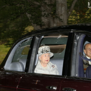 La reine Elisabeth II d'Angleterre et le prince Philip duc d'Edimbourg - Les membres de la famille royale d'Angleterre arrivent en voiture à l'église de Crathie, près de Balmoral le 12 septembre 2017